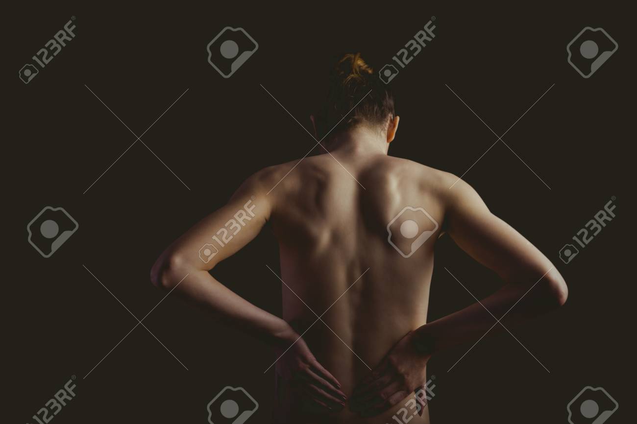 黒い背景に背中の怪我とヌードの女性 の写真素材 画像素材 Image