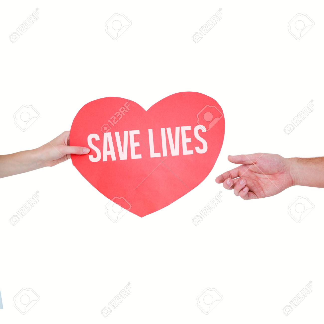 命を救うに対して彼女のボーイ フレンドにハートのカードを与えて女性 の写真素材 画像素材 Image