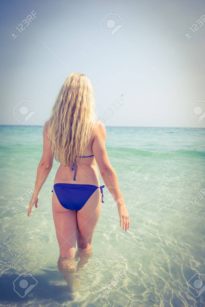 晴れた日にビーチで金髪美女の後姿 の写真素材 画像素材 Image