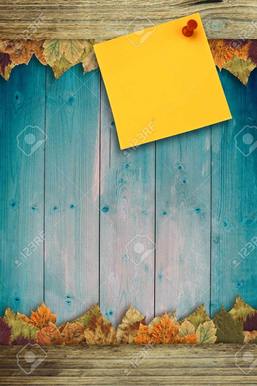 Immagine Digitale Della Puntina Da Disegno Su Carta Gialla Contro Il Modello Di Foglie Autunnali