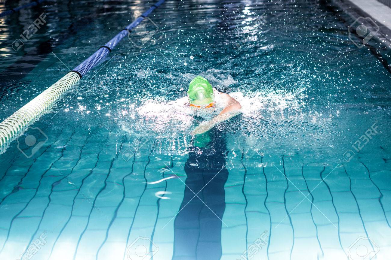 水泳スイミング プールで 水泳帽子のフィットの女性 の写真素材 画像素材 Image