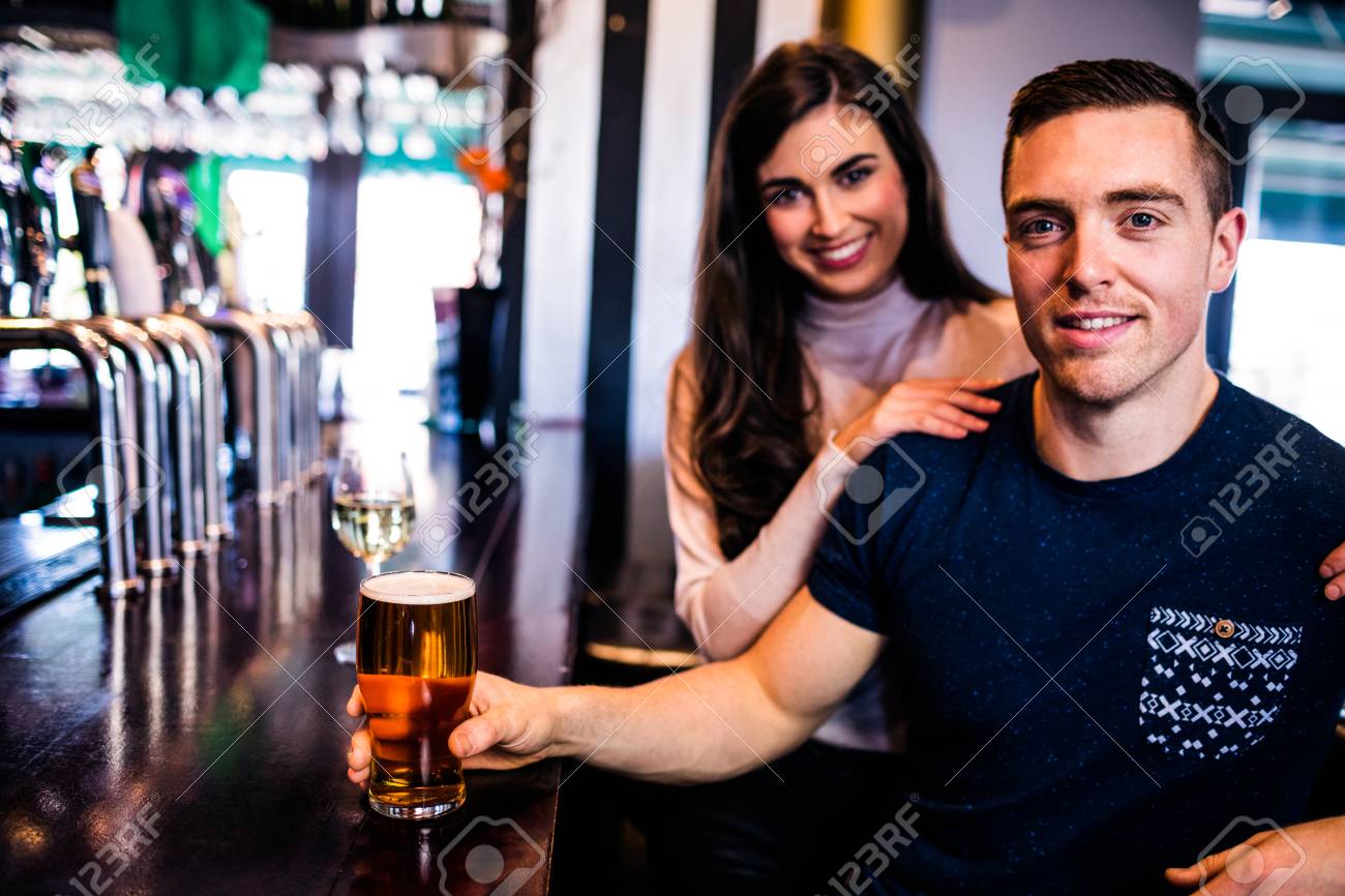 お似合いのカップルがバーで酒を飲む の写真素材 画像素材 Image