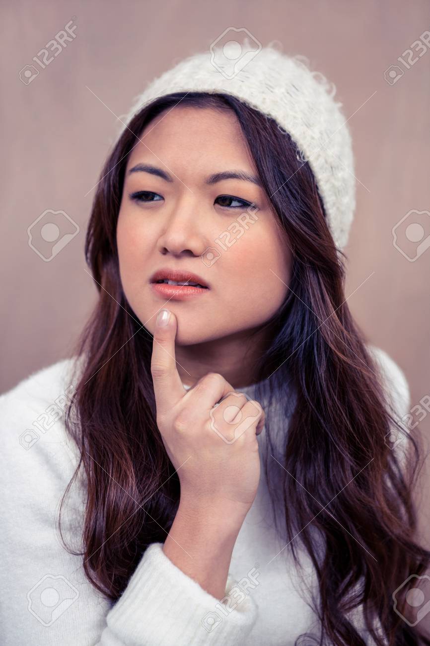 あごに指で思いやりのあるアジアの女性 の写真素材 画像素材 Image