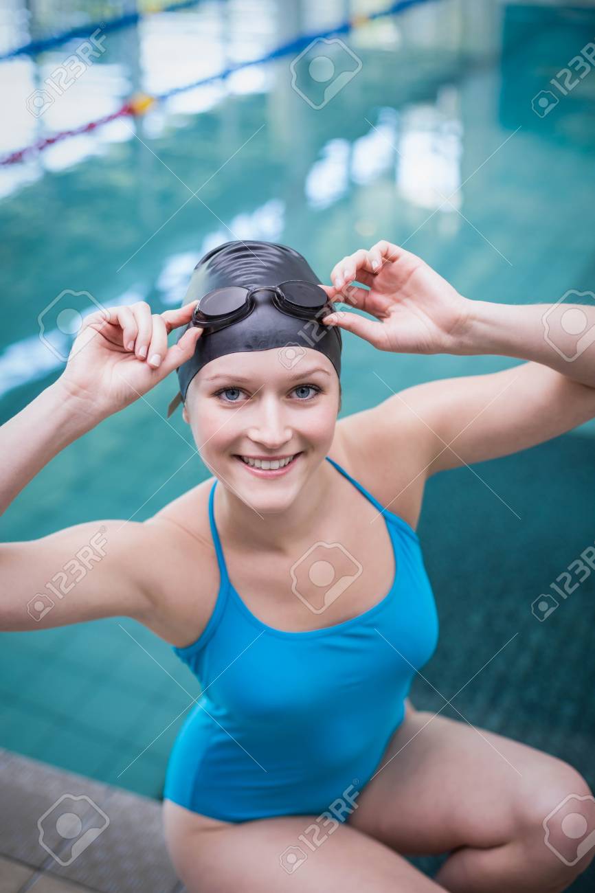 きれいな女性身に着けている水泳キャップや水泳ゴーグル プールで の写真素材 画像素材 Image
