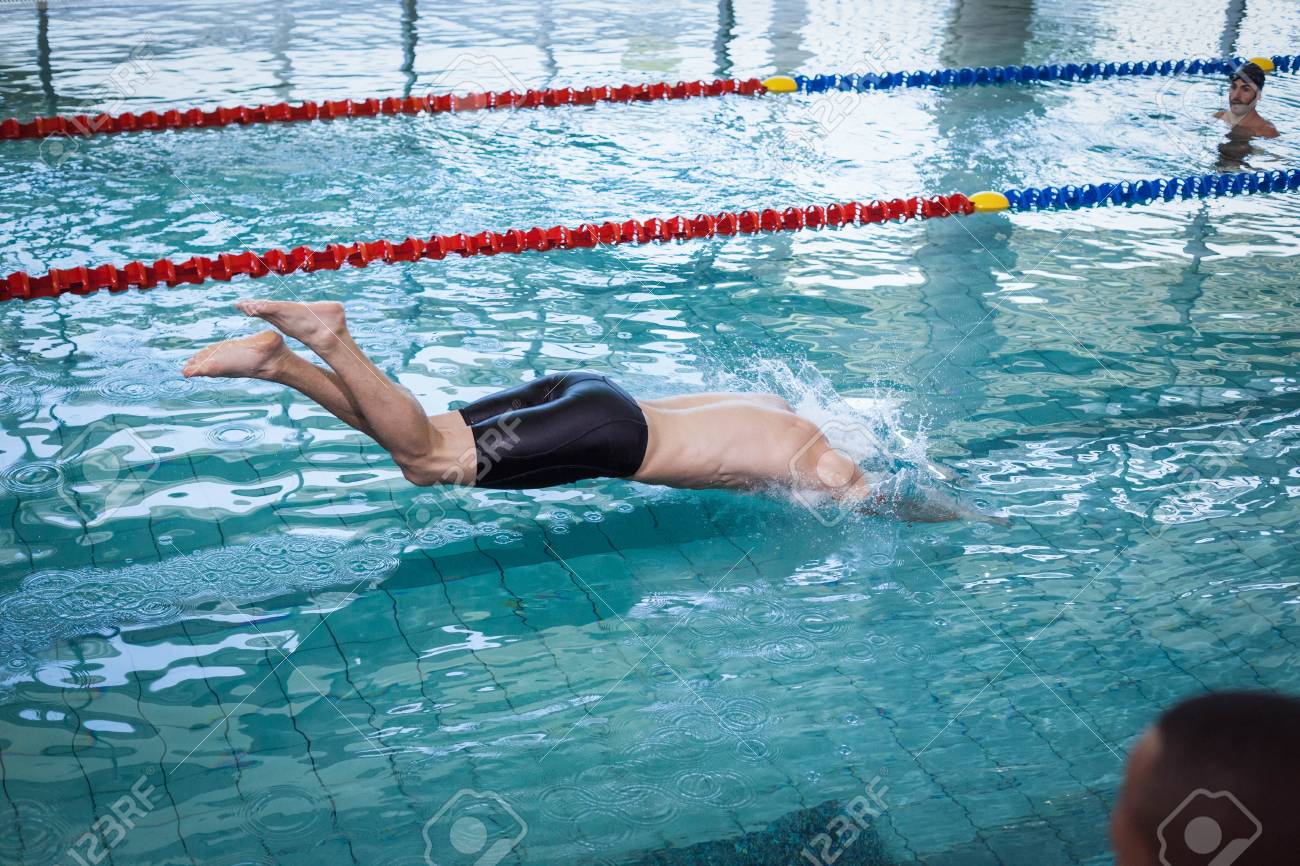 プールで水に潜る人に合わせて の写真素材 画像素材 Image