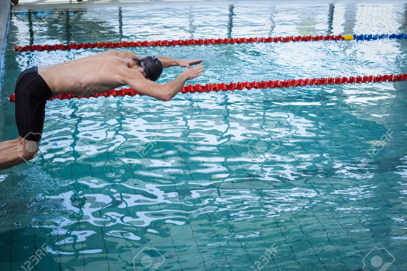 プールで水に潜る人に合わせて の写真素材 画像素材 Image