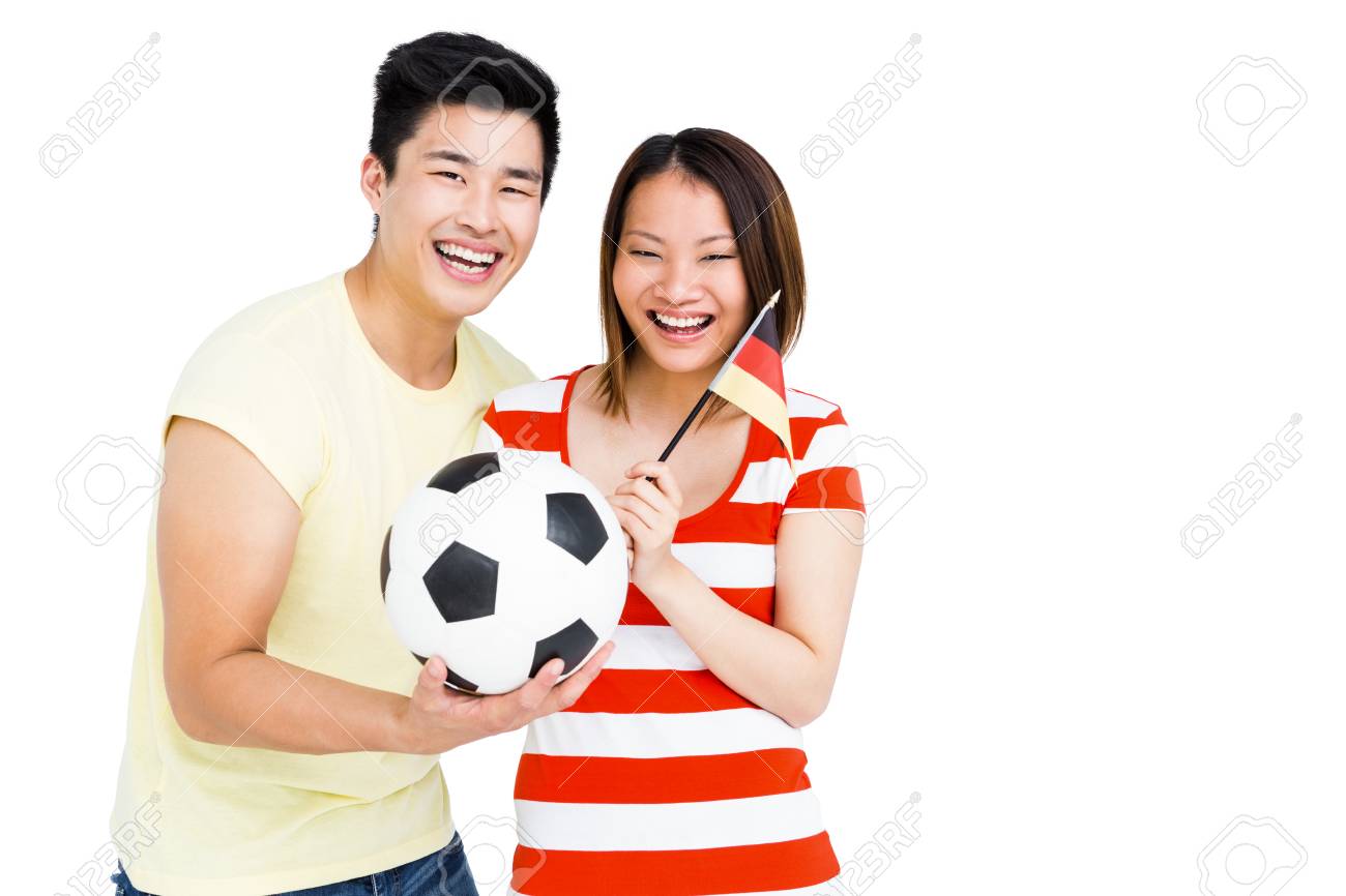 ホワイト バック グラウンドでサッカー フラッグを持って興奮しているカップル の写真素材 画像素材 Image ホワイト バック グラウンドでサッカー フラッグを持って興奮しているカップル の写真素材 画像素材 Image