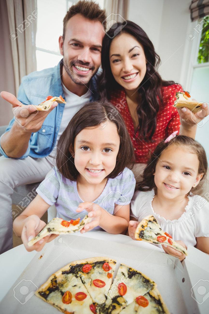 Portrait De Famille Heureuse Qui Mange Une Pizza A La Maison Banque D Images Et Photos Libres De Droits Image
