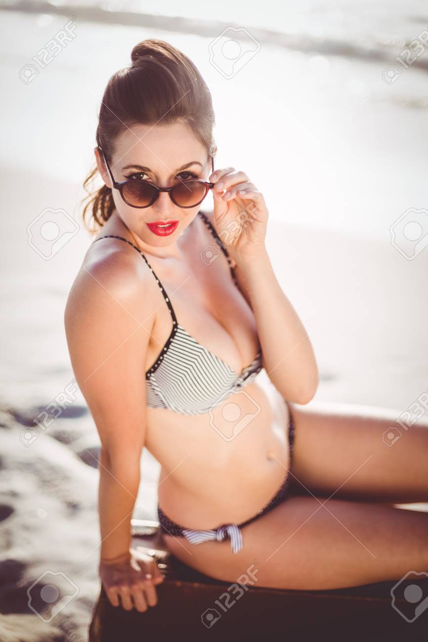 ビーチで古いスーツケースの上に座ってビキニを着て魅力的な女性 の写真素材 画像素材 Image ビーチで古いスーツケースの上に座ってビキニを着て魅力的な女性 の写真素材 画像素材 Image