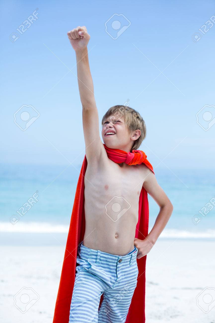 Mit Nacktem Oberkörper Junge In Superhelden-Kostüm Mit Erhobener Hand  Stehen Am Strand Lizenzfreie Fotos, Bilder und Stock Fotografie. Image  54698522.
