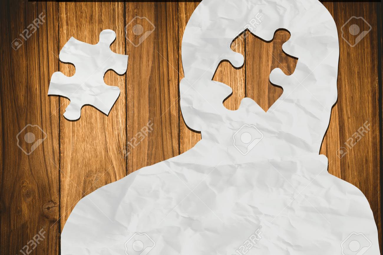 木製の背景に人の形に紙の合成画像 の写真素材 画像素材 Image