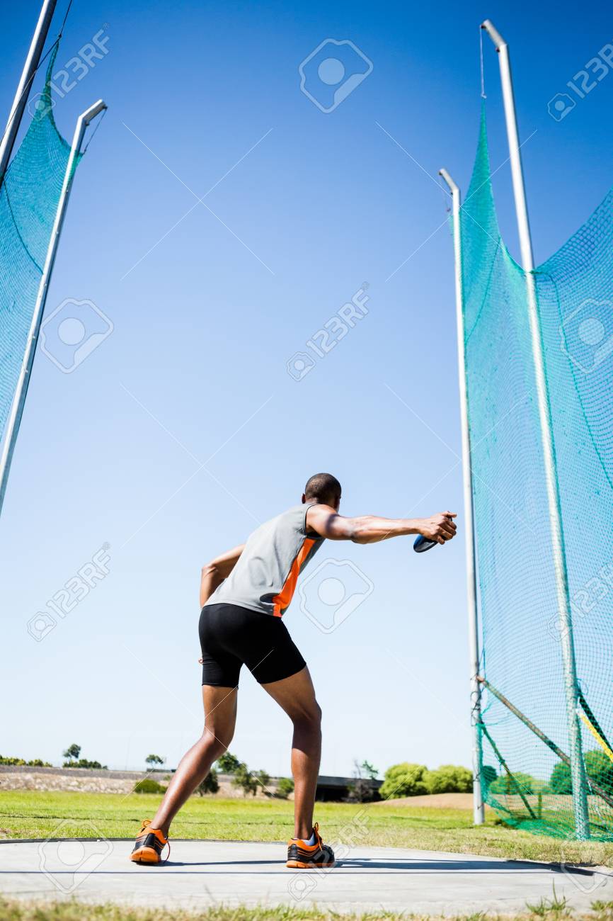 スタジアムに円盤を投げるしようとして選手の後姿 の写真素材 画像素材 Image