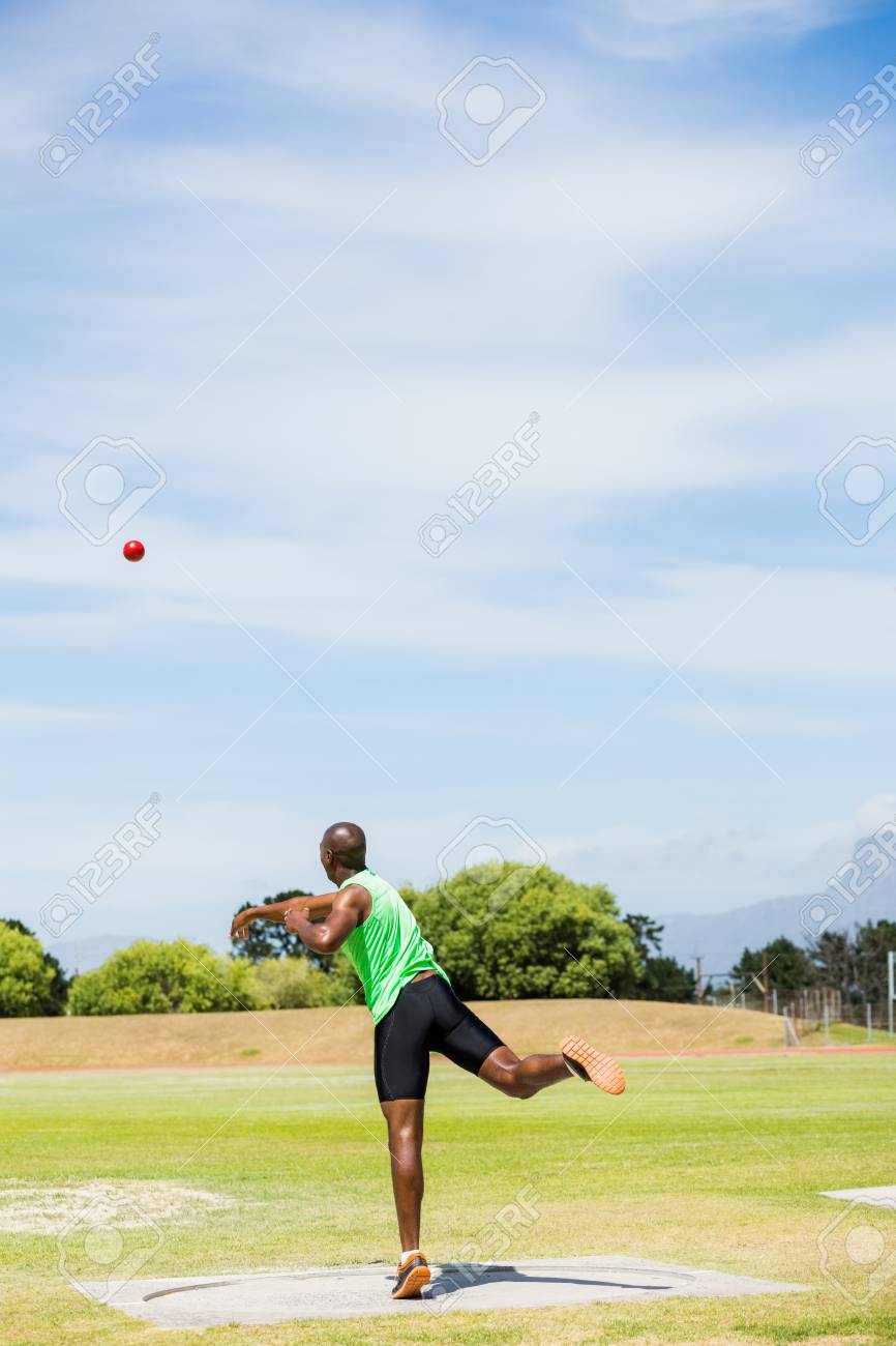 男性アスリート スタジアムで砲丸投げのボールを投げる の写真素材 画像素材 Image 男性アスリート スタジアムで砲丸投げのボールを投げる の写真素材 画像素材 Image