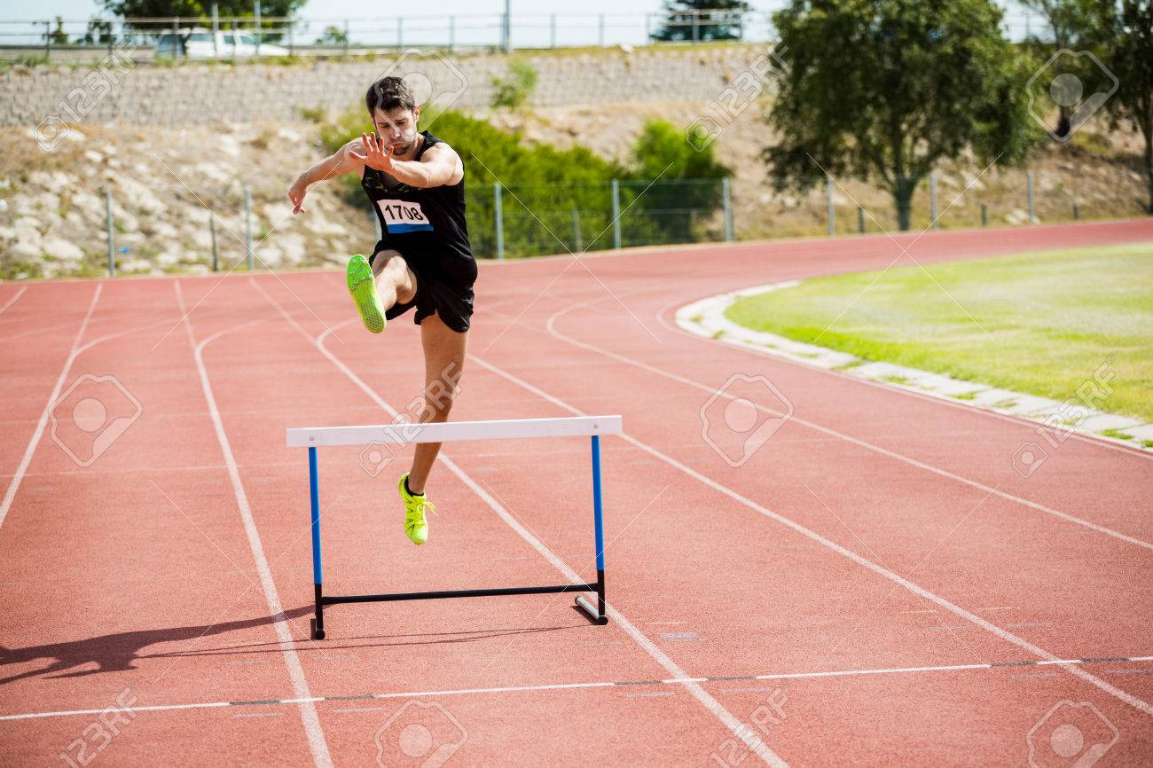 レース中に上記のハードル ジャンプ選手 の写真素材 画像素材 Image
