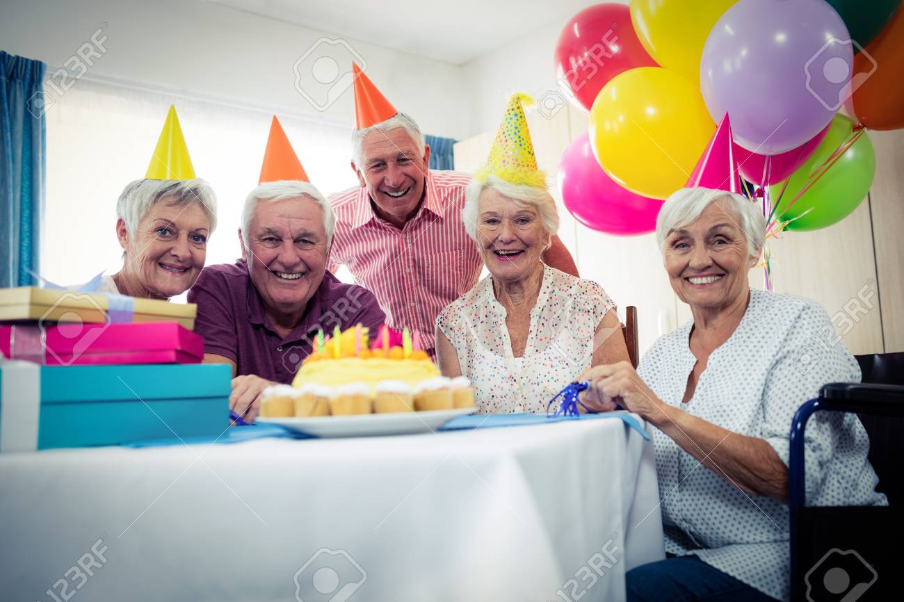 Groupe De Personnes Agees Celebrant Un Anniversaire Dans La Maison De Retraite Banque D Images Et Photos Libres De Droits Image