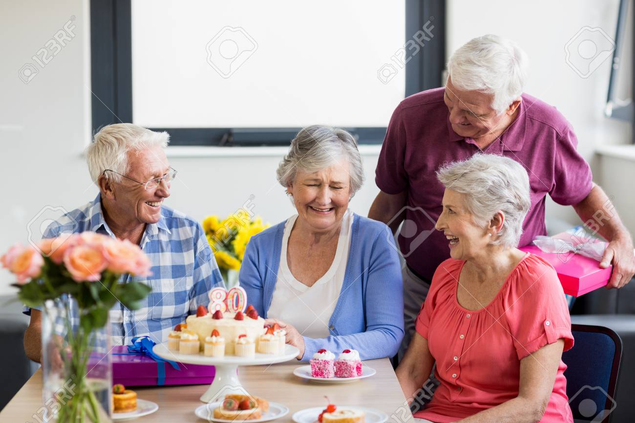 Seniors Celebrant Un Anniversaire Dans Une Maison De Retraite Banque D Images Et Photos Libres De Droits Image 5193 Seniors Celebrant Un Anniversaire Dans Une Maison De Retraite Banque D Images Et Photos Libres De Droits Image 5193