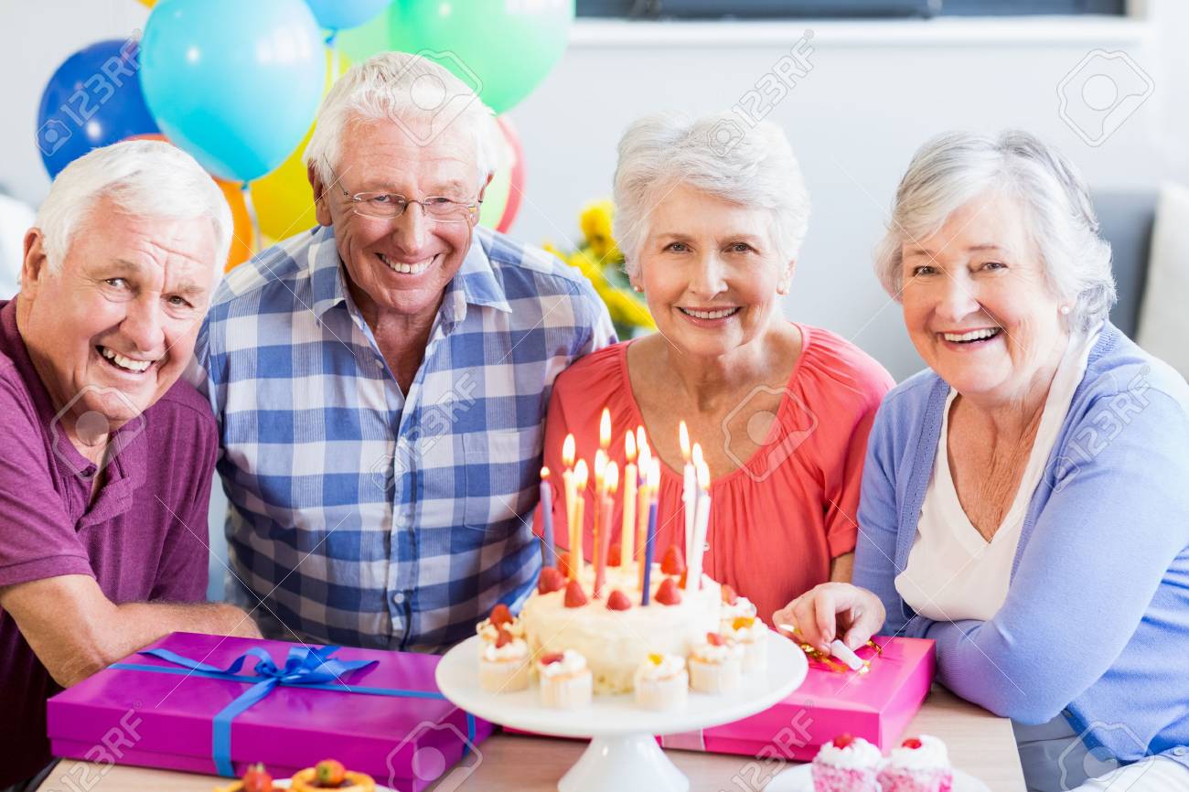 Seniors Celebrant Un Anniversaire Dans Une Maison De Retraite Banque D Images Et Photos Libres De Droits Image 5607 Seniors Celebrant Un Anniversaire Dans Une Maison De Retraite Banque D Images Et Photos Libres De Droits Image 5607