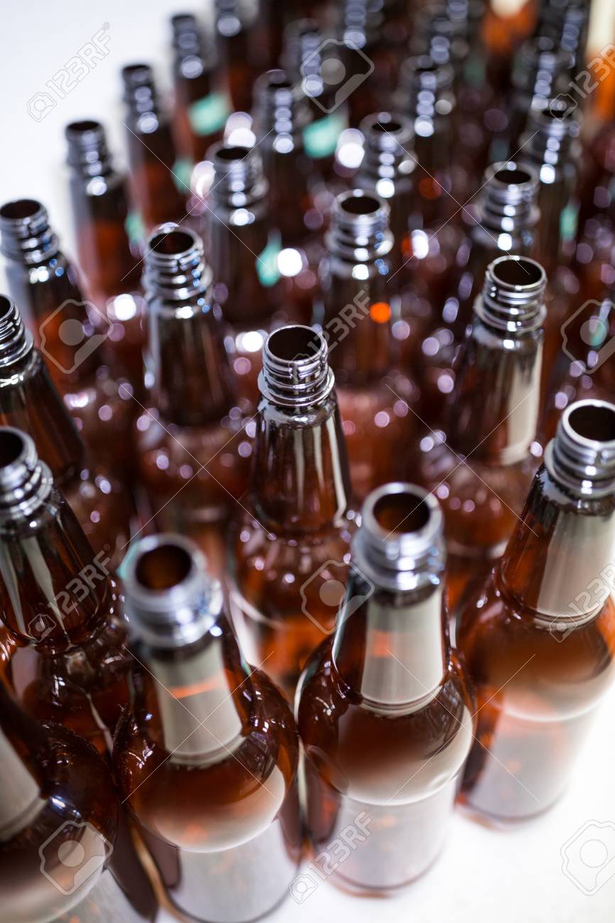 очень много пива на столе