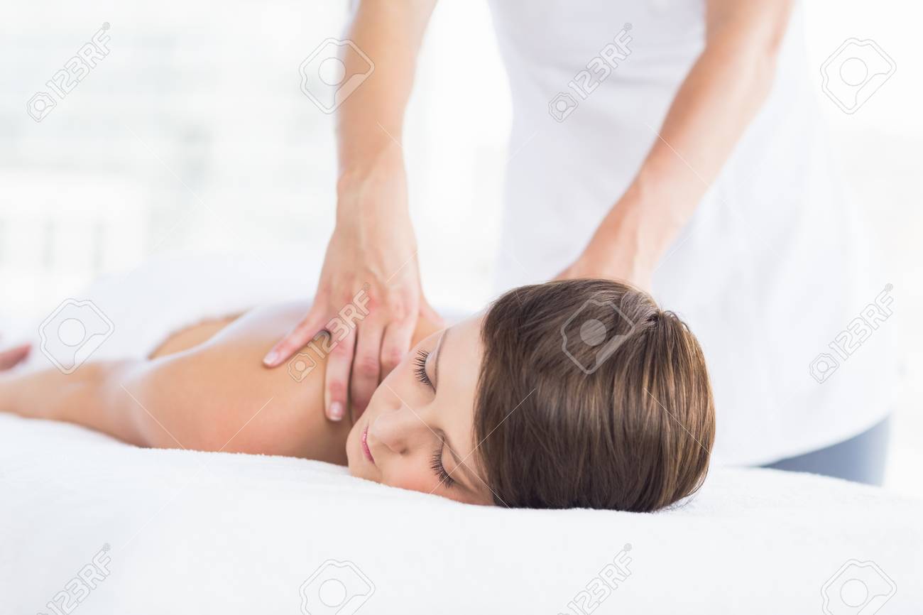 Section Médiane De La Masseuse Donnant Un Massage à Une Femme Nue Au Spa Banque D Images Et Photos Libres De Droits Image 59366484