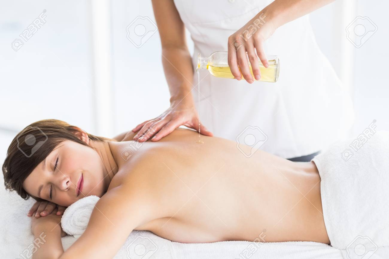 Section Médiane De Masseur Verser De L Huile Sur La Femme Nue De Retour Au Spa Banque D Images Et Photos Libres De Droits Image 59376740