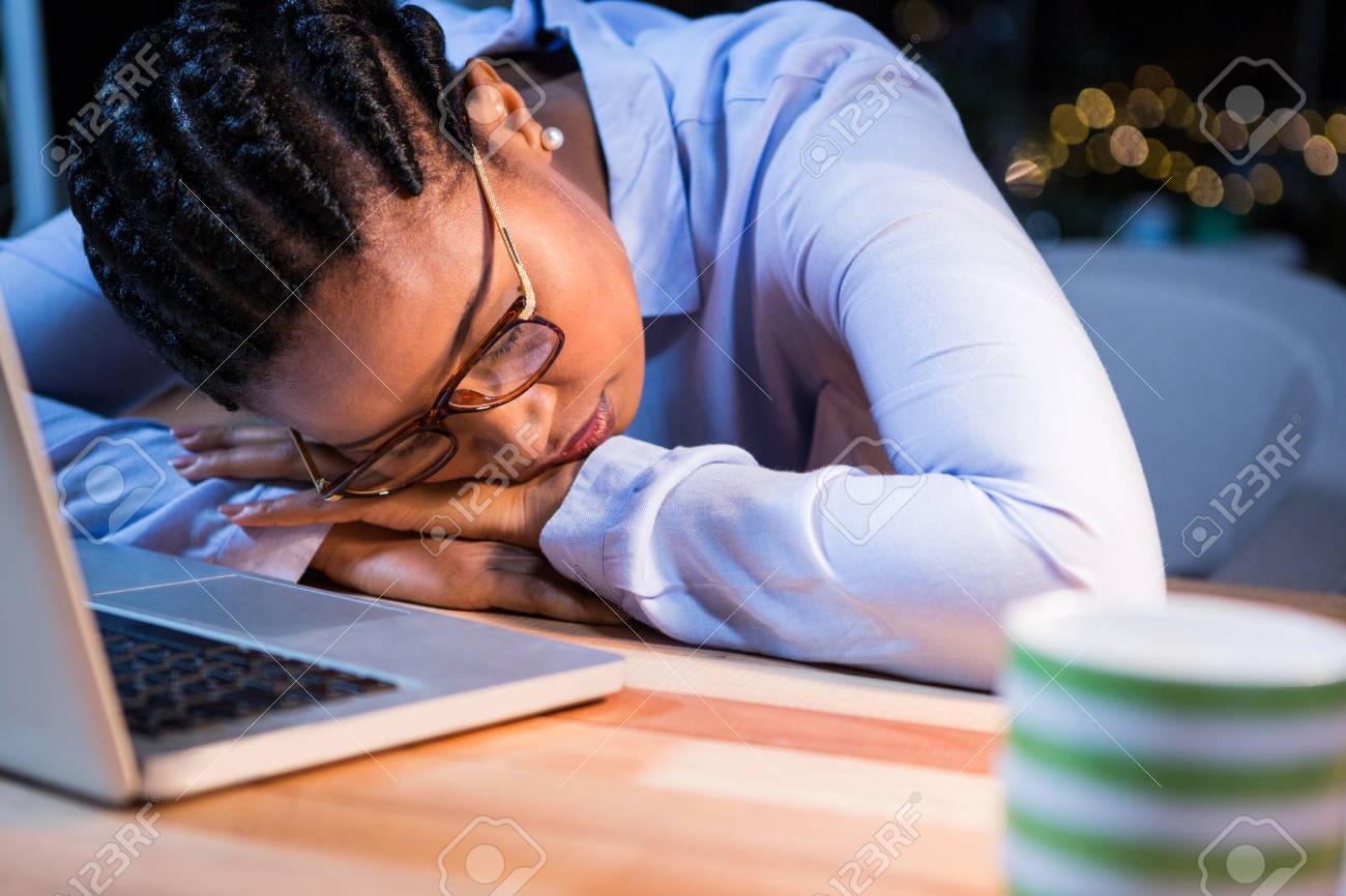 Dormir Sur Le Bureau : Affaires fatigué de dormir sur le bureau dans le bureau banque d