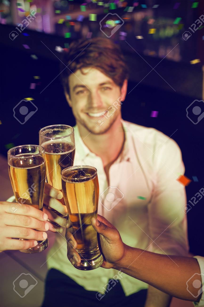 ビールのグラスを乾杯幸せな男に対して色を飛んでください の写真素材 画像素材 Image