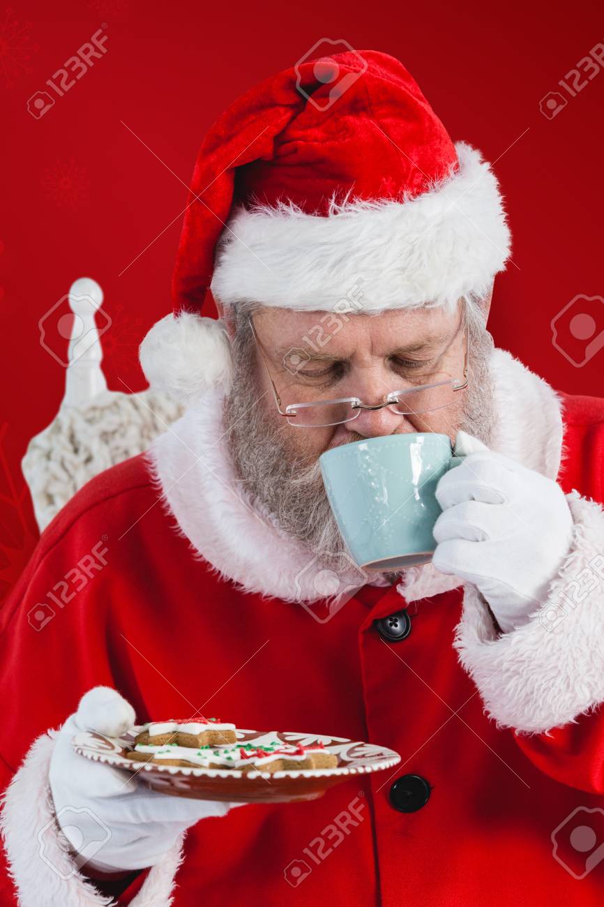 Babbo Natale Rosso.Immagini Stock Babbo Natale Che Beve Caffe Con Biscotti Contro Il Fondo Rosso Del Fiocco Di Neve Image 66396306