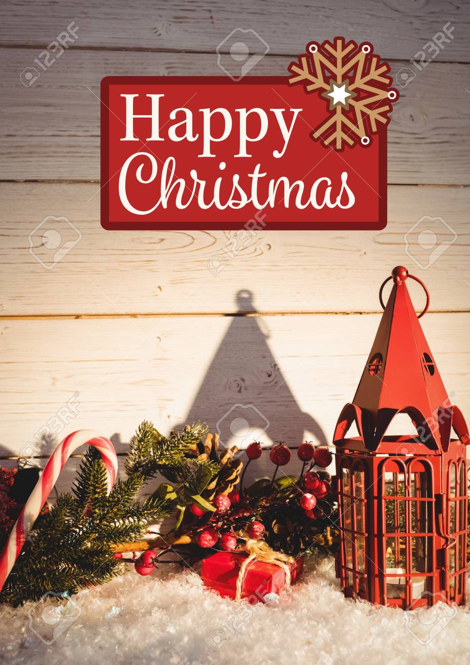 Message de Noël heureux sur fond de bois contre la décoration de Noël rouge