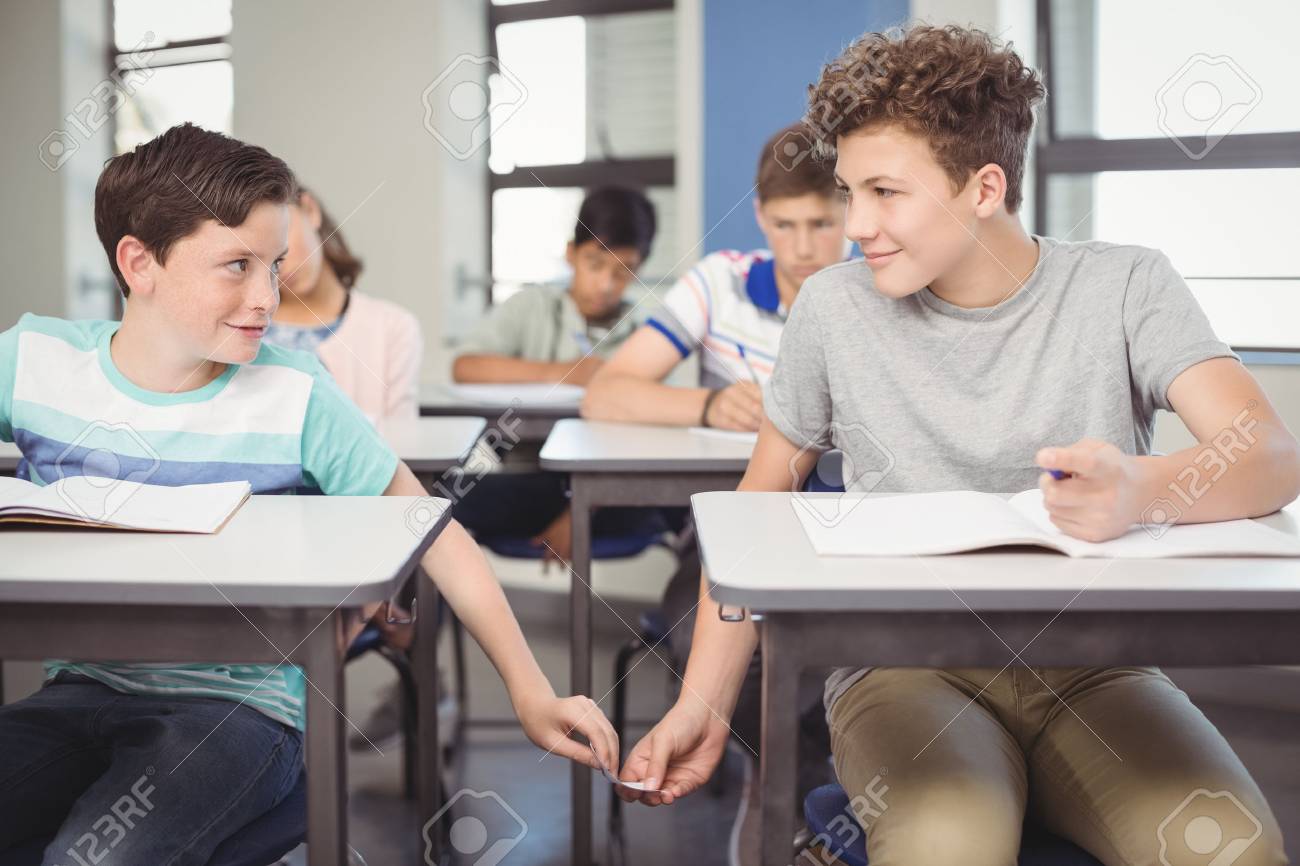 学校の教室の中の秘密主義の方法で伝票を渡す校生 の写真素材 画像素材 Image 学校の教室の中の秘密主義の方法で伝票を渡す校生 の写真素材 画像素材 Image