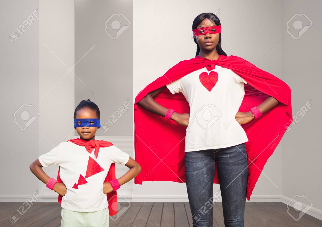 Mère Et Fille En Costume De Super-héros Debout Avec Les Mains Sur