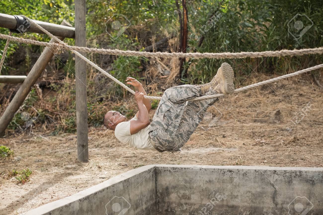 Soldat Militaire Escalade Corde Pendant L Entrainement De Parcours D Obstacles Au Camp D Entrainement Banque D Images Et Photos Libres De Droits Image 75346504