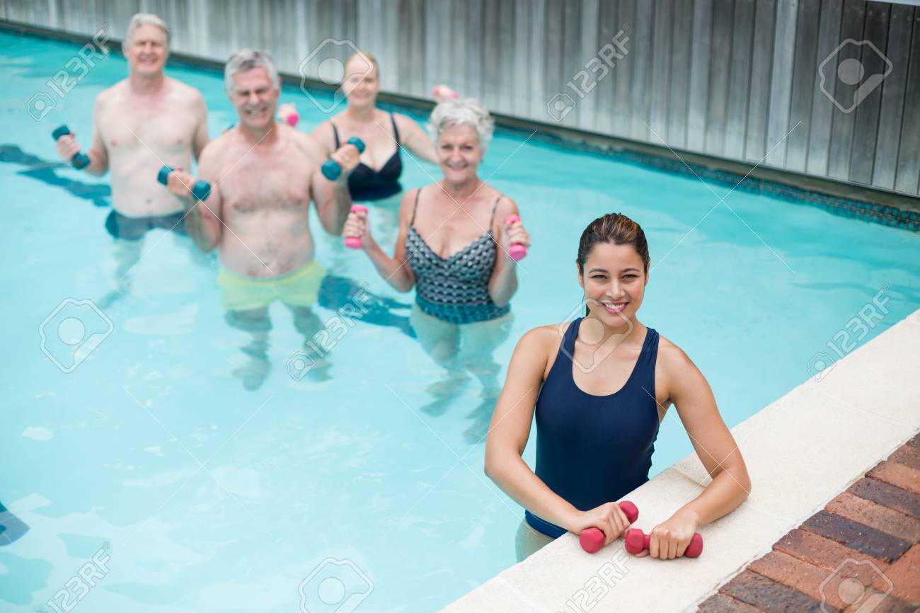 上級水泳プールに立っている女性トレーナーのハイアングル の写真素材 画像素材 Image