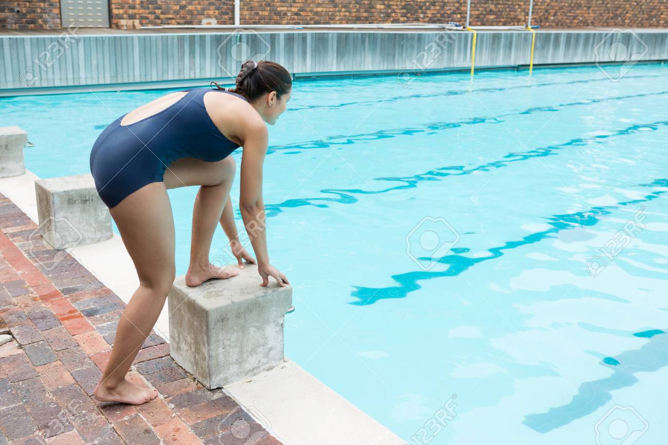 中学生女子水泳画像 プールにダイブする準備の女子水泳選手の後姿の写真素材・画像素材 Image 75905823