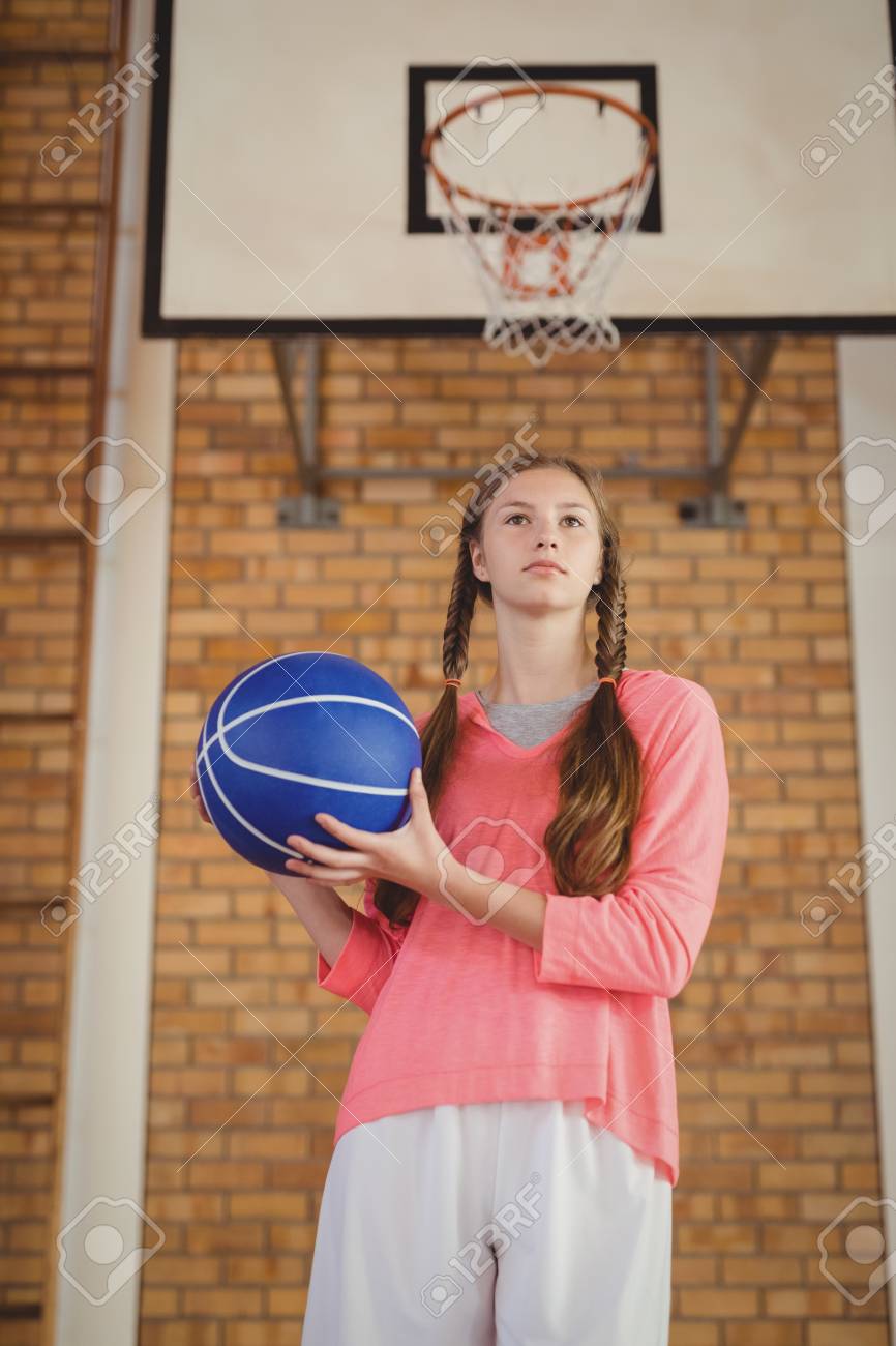 Déterminé, Fille, Tenue, Basket-ball, Cour Banque D'Images et Photos Libres  De Droits. Image 76080186