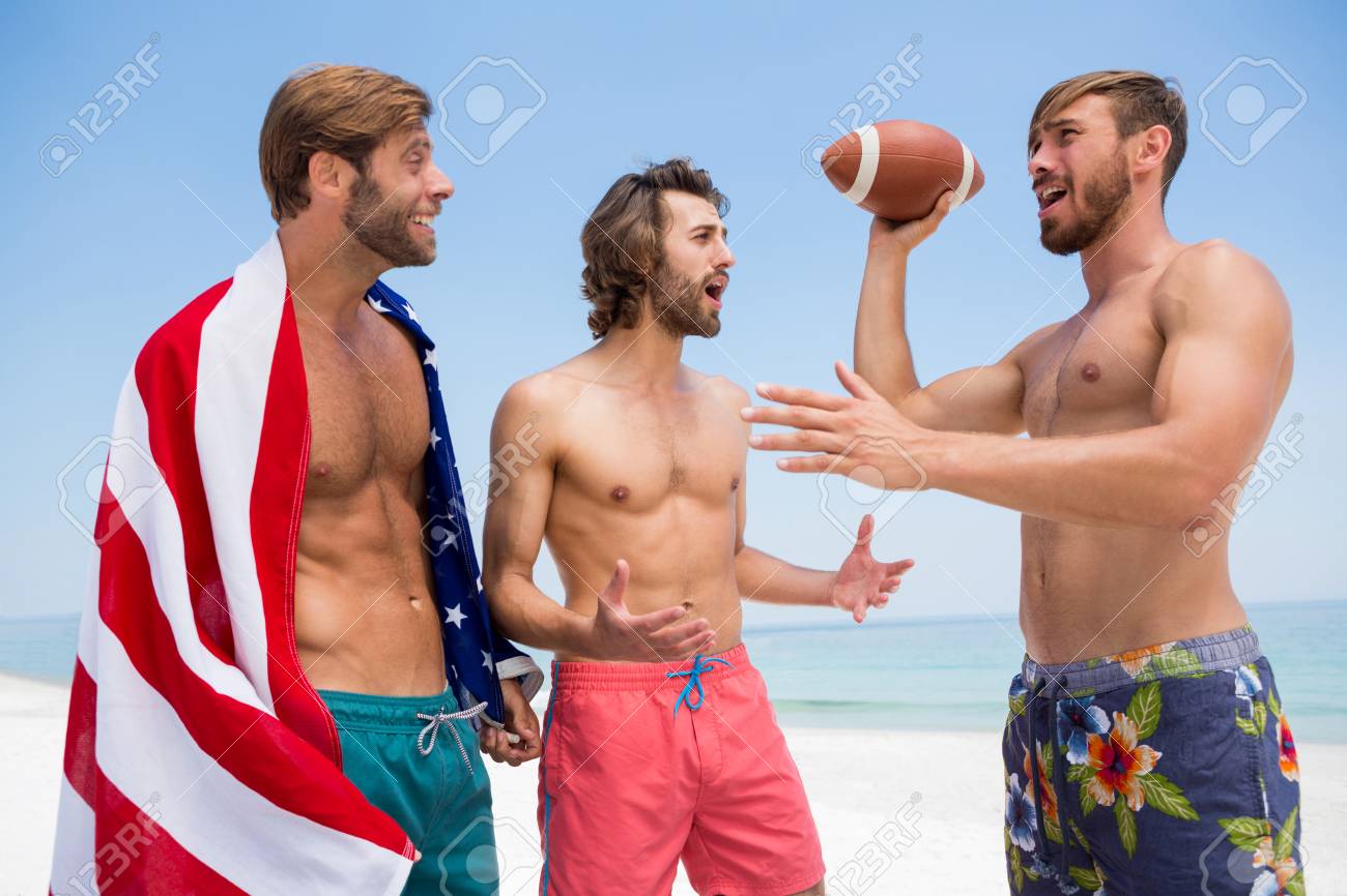 Hombres Descalzos Amigos Hablando Mientras Está Parado En La Playa Contra  El Cielo Claro Fotos, retratos, imágenes y fotografía de archivo libres de  derecho. Image 78344806