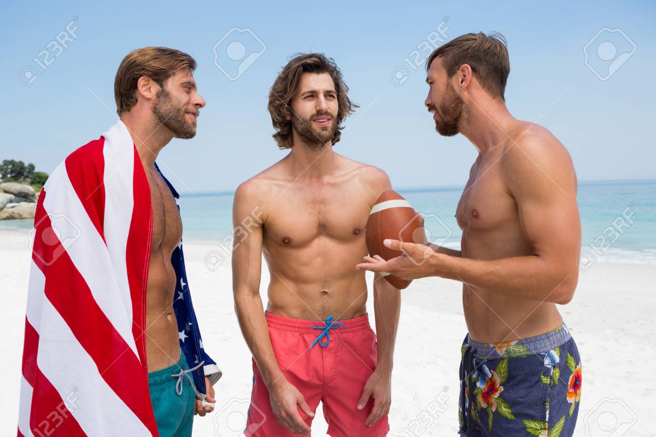 Amigos Masculinos Descamisados ??que Hablan Mientras Que Se Coloca En La  Playa El Día Soleado Fotos, retratos, imágenes y fotografía de archivo  libres de derecho. Image 78344810