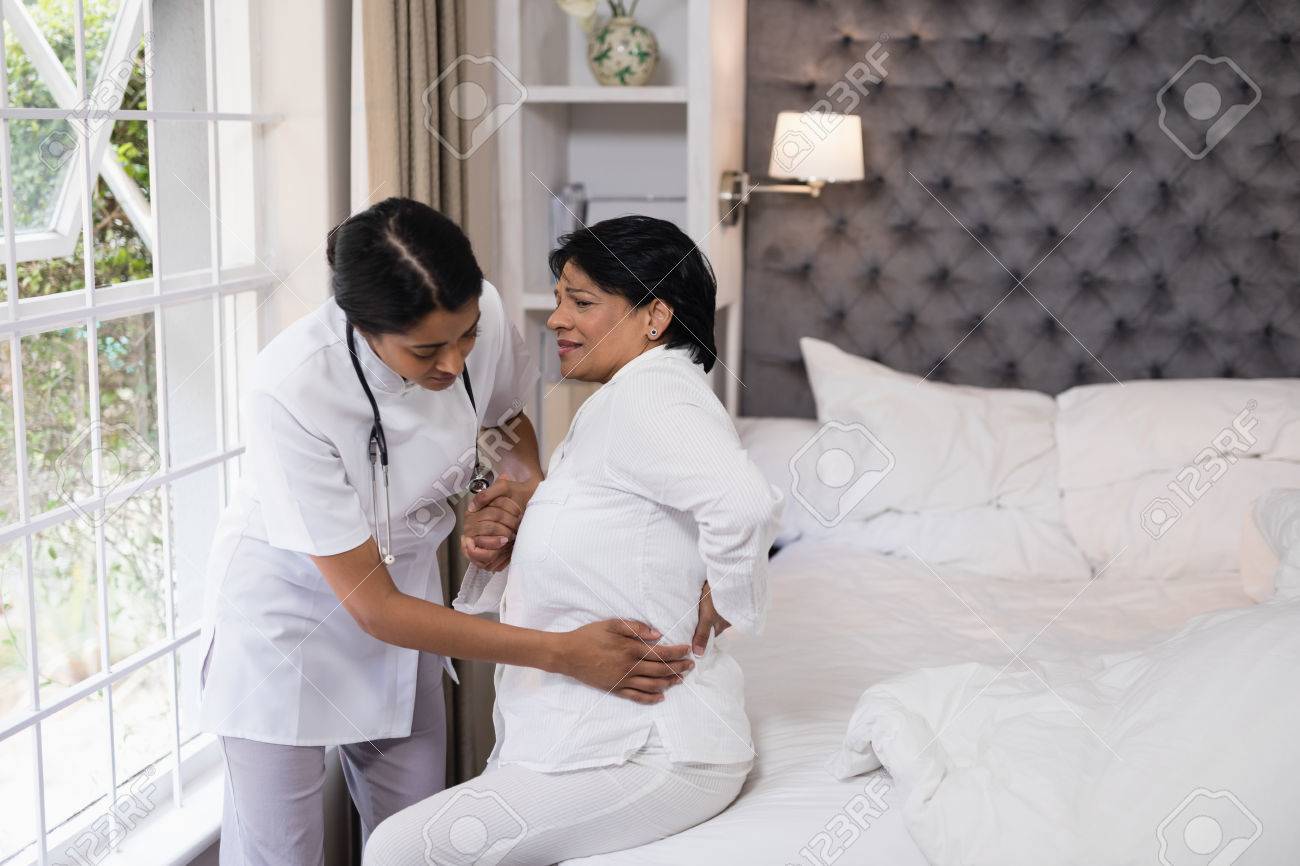 Krankenschwester Hilft Weiblichen Patienten Leiden Mit ... Krankenschwester Hilft Weiblichen Patienten Leiden Mit ...