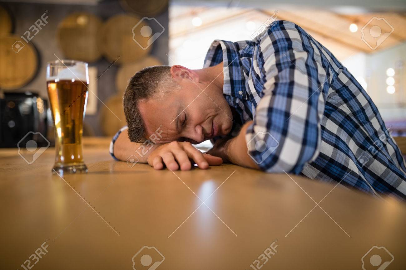 カウンターで寝ている酔っ払いのバー の写真素材 画像素材 Image カウンターで寝ている酔っ払いのバー の写真素材 画像素材 Image