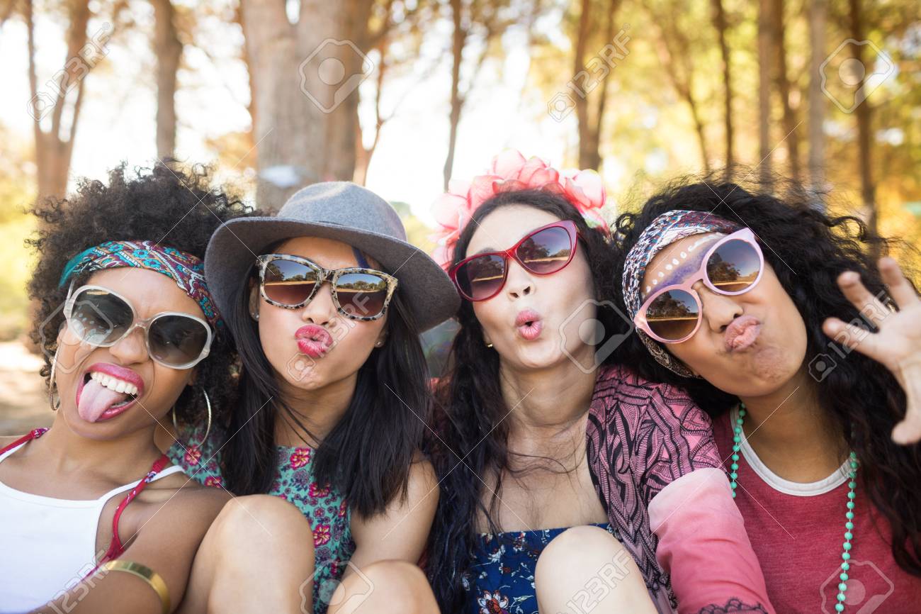 キャンプ場で一緒に座って顔を作る幸せな女友達の肖像画 の写真素材 画像素材 Image 4260 キャンプ場で一緒に座って顔を作る幸せな女友達の肖像画 の写真素材 画像素材 Image 4260