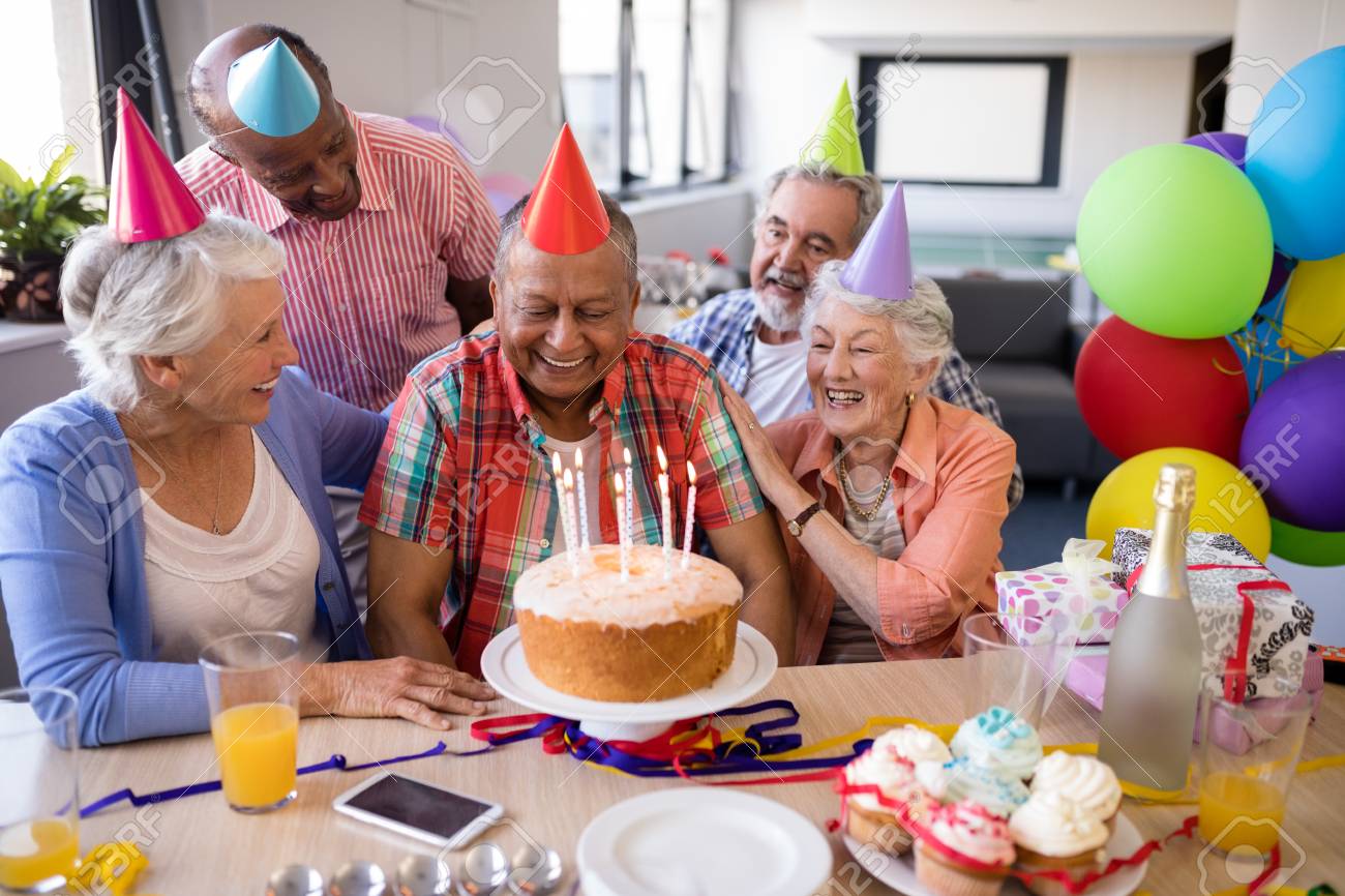 Joyeux Amis Regardant Homme Senior Excite Pendant La Fete D Anniversaire En Maison De Retraite Banque D Images Et Photos Libres De Droits Image 7608