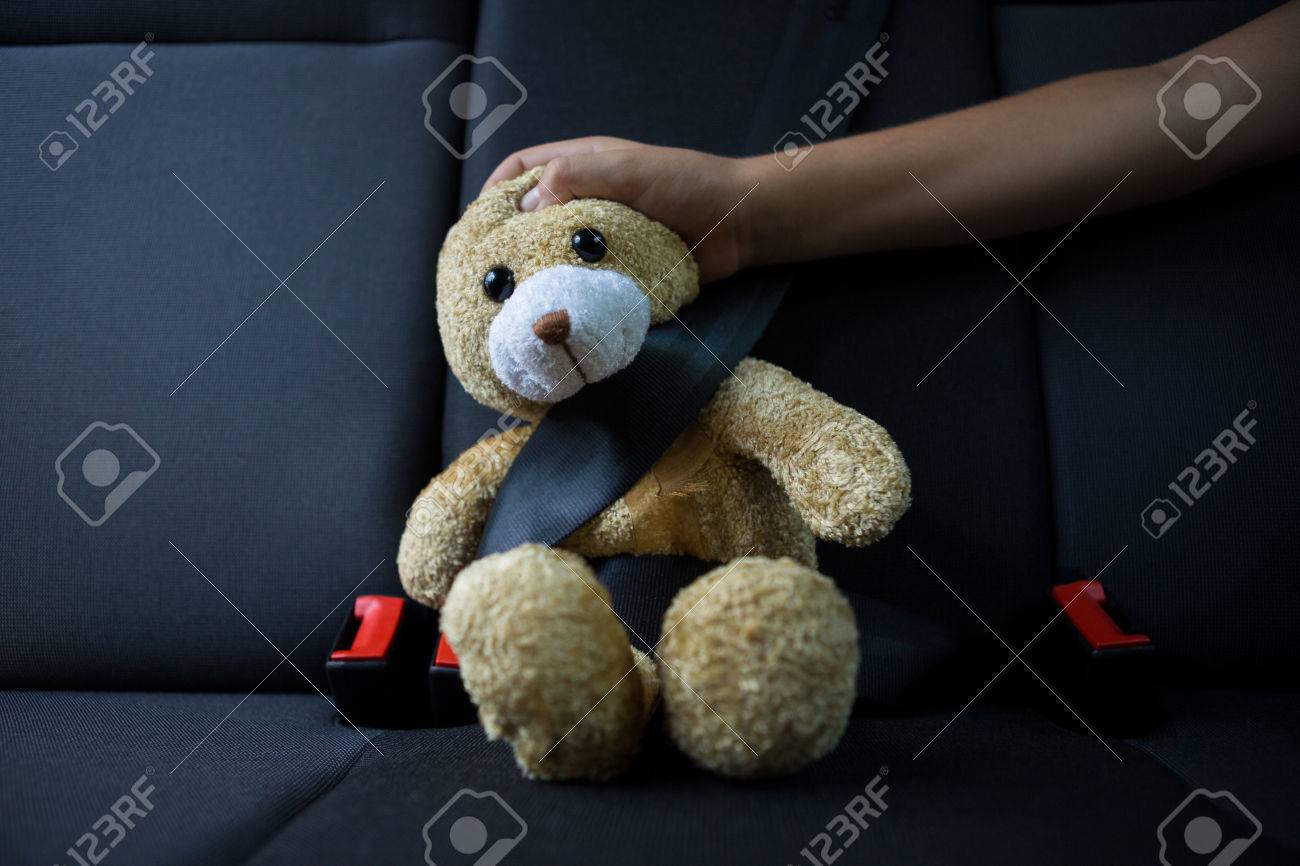 車の後部座席でクマのぬいぐるみと座っている 10 代の少女のクローズ アップ の写真素材 画像素材 Image