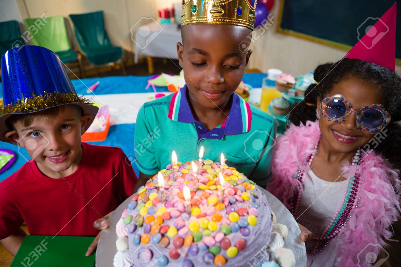 Vue En Plongee De Garcon Tenant Un Gateau D 39 Anniversaire Tout En Se Tenant Avec Des Amis Banque D Images Et Photos Libres De Droits Image