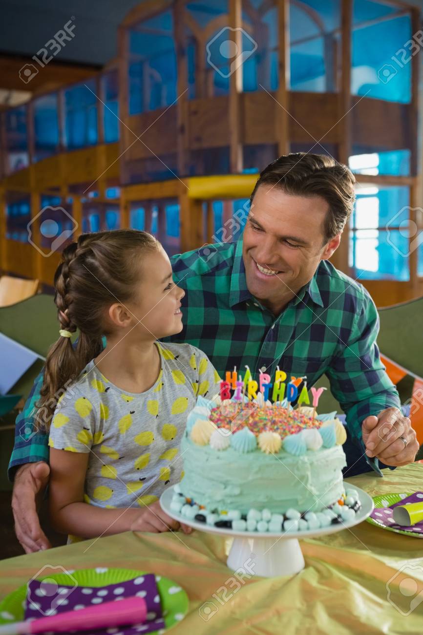 父と娘の誕生日ケーキを自宅で の写真素材 画像素材 Image 父と娘の誕生日ケーキを自宅で の写真素材 画像素材 Image