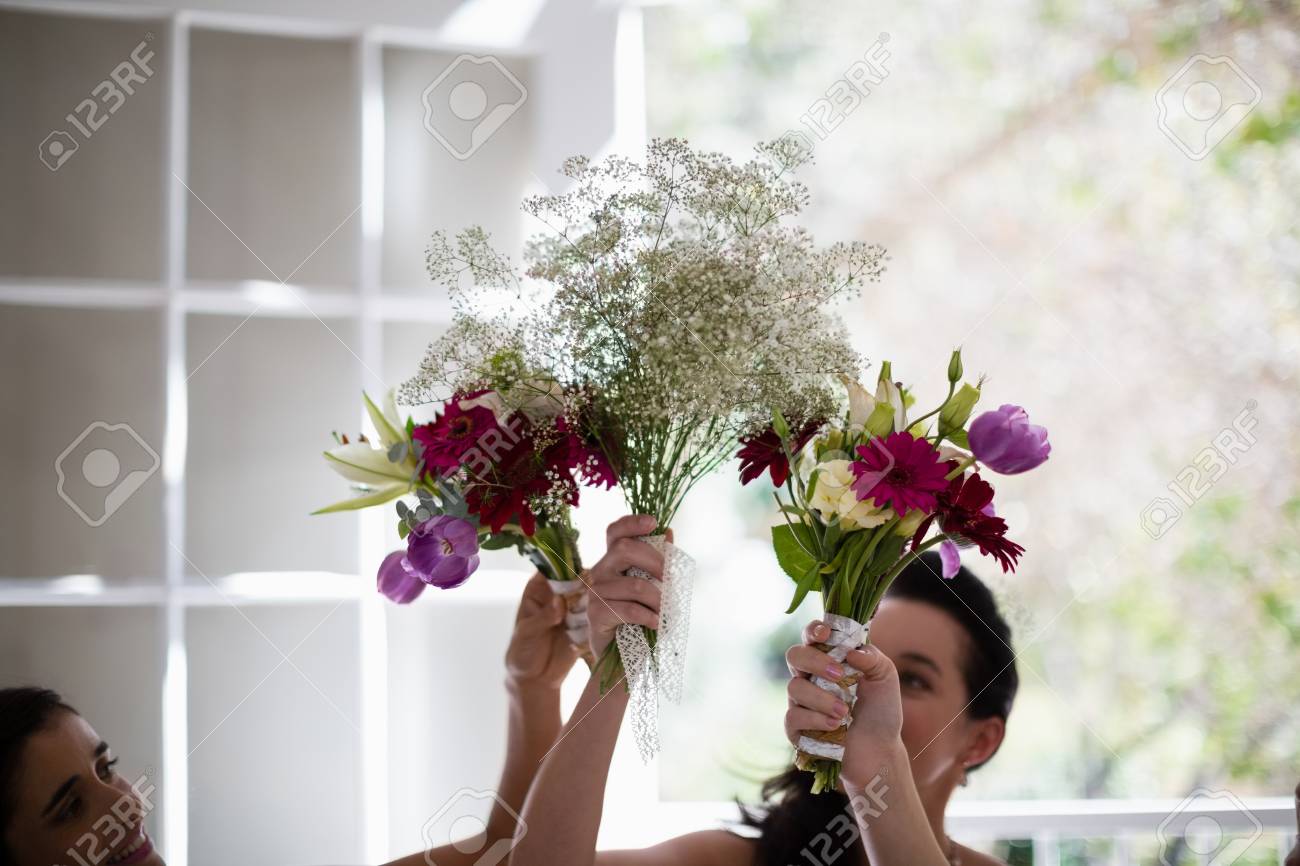 笑顔の花嫁とブライドメイドの家で花の花束を抱えて の写真素材 画像素材 Image