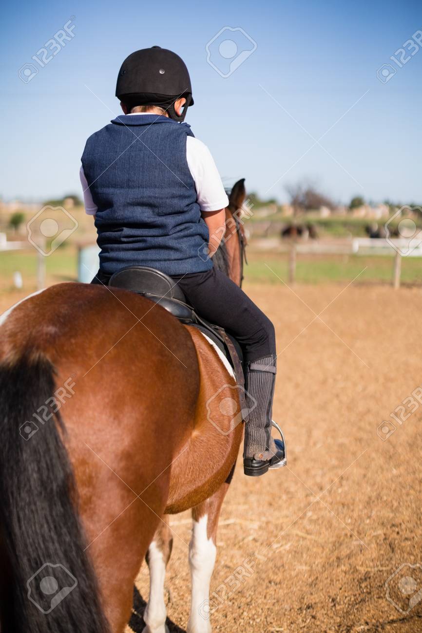 牧場で馬に乗る少年の後姿 の写真素材 画像素材 Image
