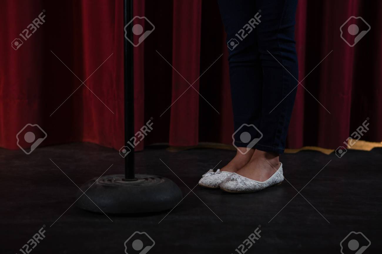 Kunstler In Weissen Schuhen Hinter Geschlossenen Vorhang Auf Der Buhne Lizenzfreie Fotos Bilder Und Stock Fotografie Image
