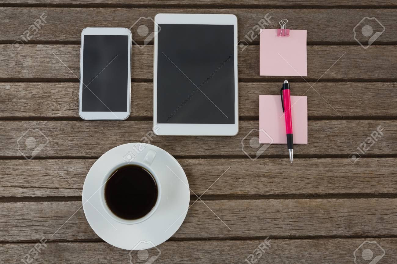 ブラック コーヒー 携帯電話 デジタル タブレット ペン 木の板に付箋のオーバーヘッド の写真素材 画像素材 Image
