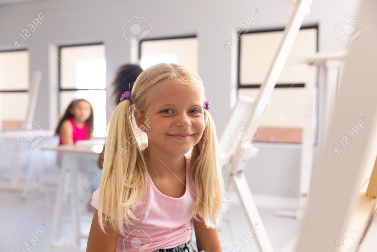 女子小学生　笑顔 