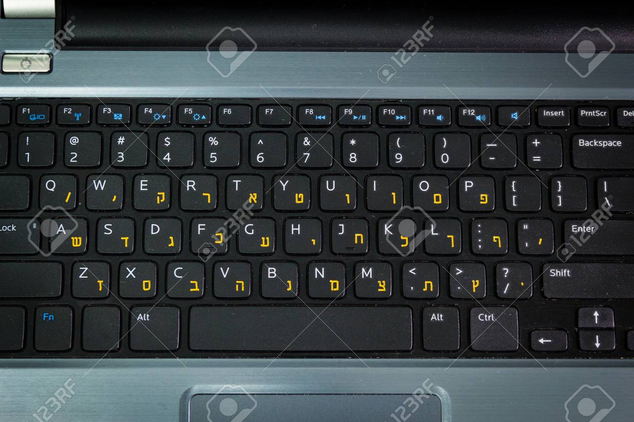 Clavier Avec Des Lettres En Hebreu Et En Anglais Clavier Pour Ordinateur Portable Top View Une Atmosphere Sombre Banque D Images Et Photos Libres De Droits Image