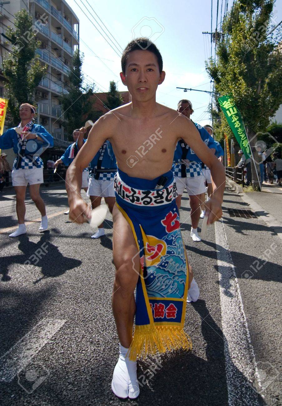 鹿児島市 日本 07 年 10 月 28 日 相撲の土俵入り化粧まわしと日本舞踊を着て裸胸男ソックス谷山ふるさとまつりダンス フェスティバルの期間中踊りながらポーズ の写真素材 画像素材 Image